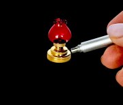 Red Chelsea Table Lamp with Wand T6R